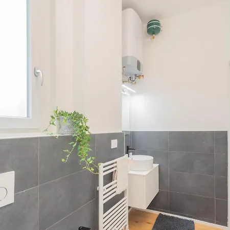 A Step From The By Rent Appartement *